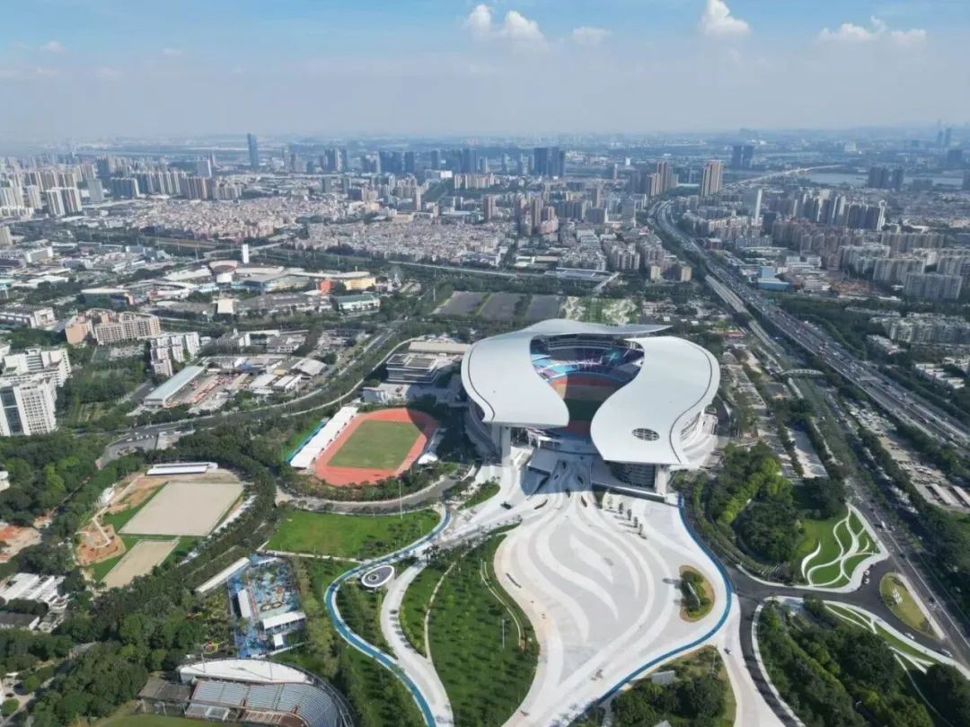 2025年6月11日，航拍广东省奥林匹克体育中心。这座2001年为九运会而建的体育场，在保留原有“飘带”造型的基础上，通过现代技术焕发新活力。